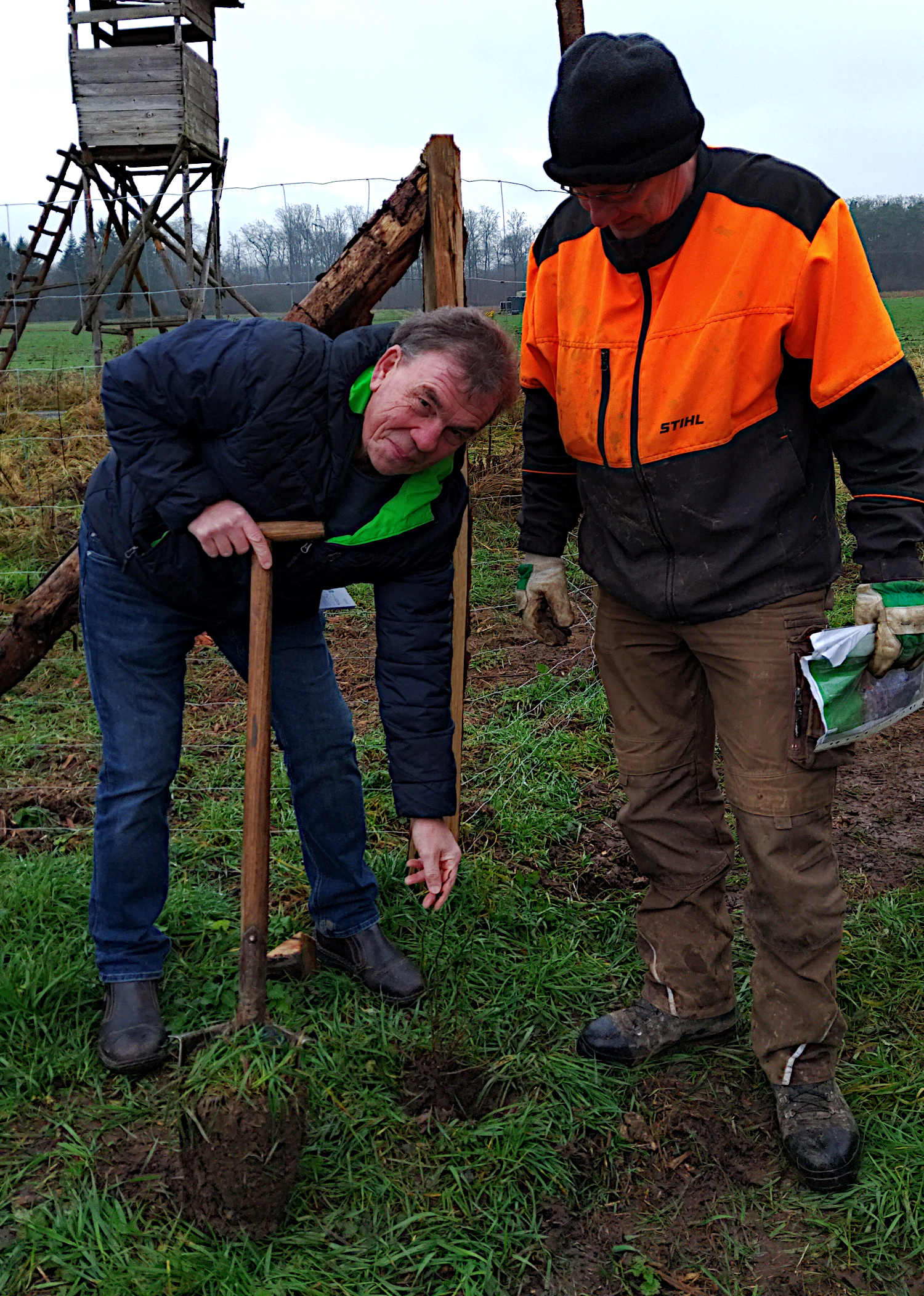 Wolfgang Panz, der Erste Beigeordnete der Gemeinde Hohenahr, pflanzte den ersten Strauch.