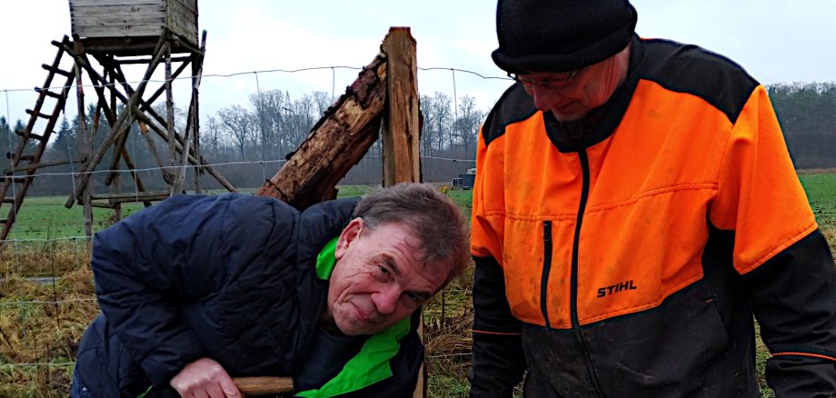 Wolfgang Panz, der Erste Beigeordnete der Gemeinde Hohenahr, pflanzte den ersten Strauch.