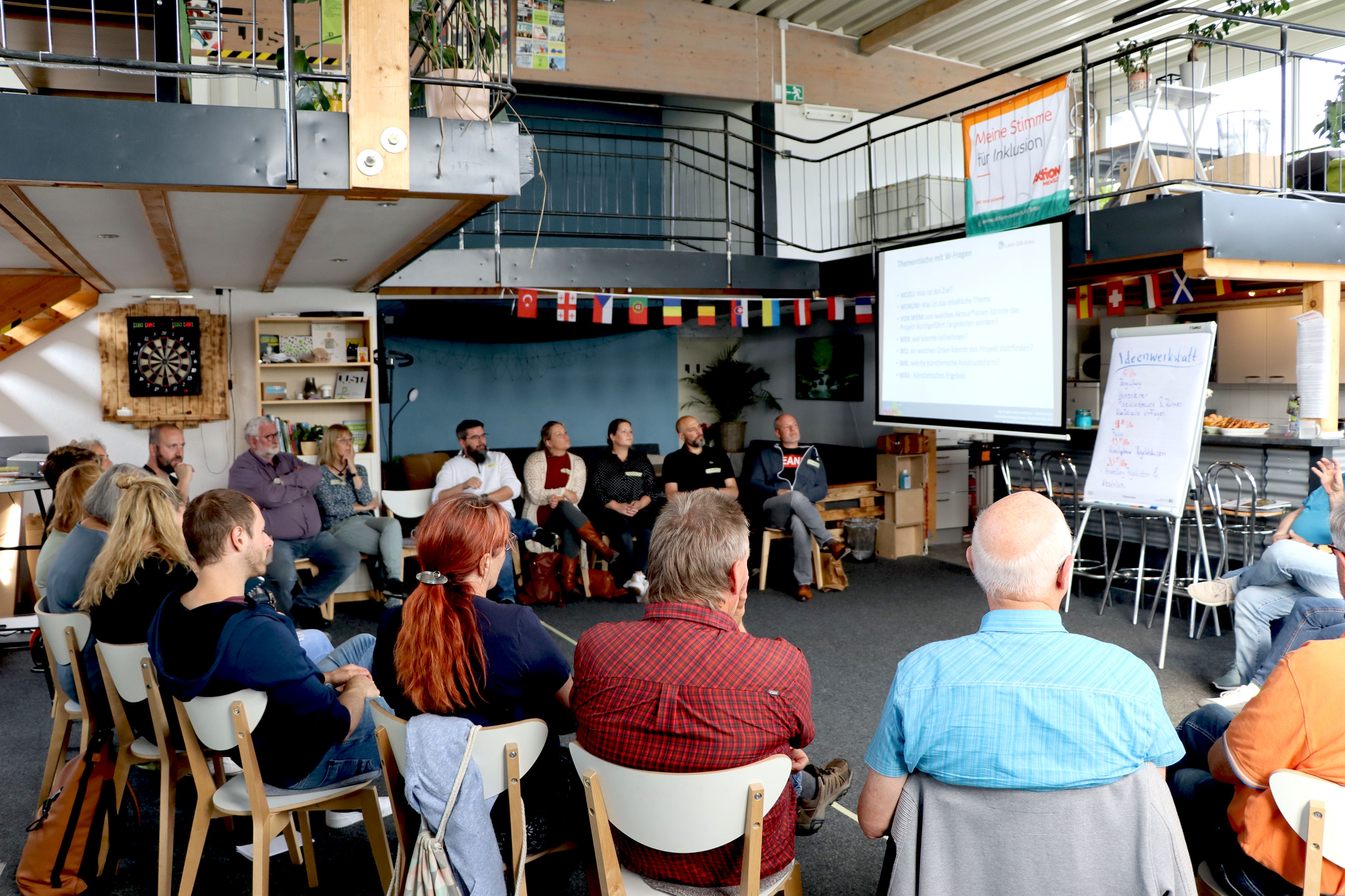 Viele Interessierte aus Kulturvereinen, Jugendzentren, Bildungseinrichtungen sowie Kulturschaffende, Künstlerinnen und Künstler kamen bei der Ideenwerkstatt für Dietzhölztal und Eschenburg zusammen und tauschten sich aus.