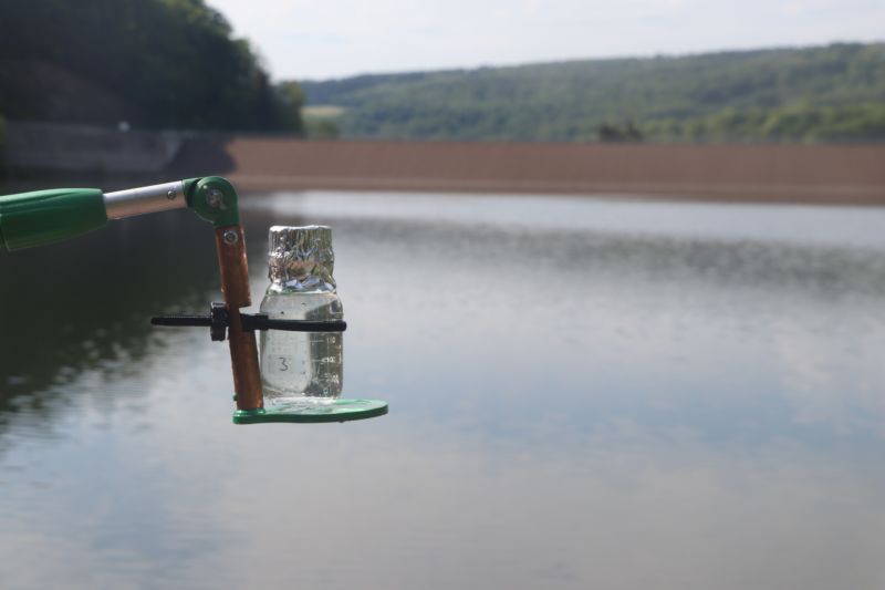 Die Badeseen und Badestellen im Lahn-Dill-Kreis, wie die Ulmbachtalsperre in Greifenstein, werden während der Badesaison in einem Rhythmus von drei Wochen auf Bakterien, wie intestinale Enterokokken und Escherichia coli beprobt.