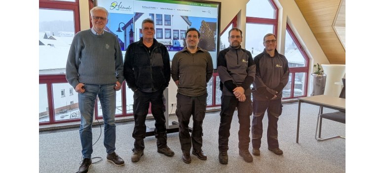 Forst Team Gemeinde Hohenahr Mitarbeiter des Forst Team der Gemeinde Hohenahr stehen in einer Reihe