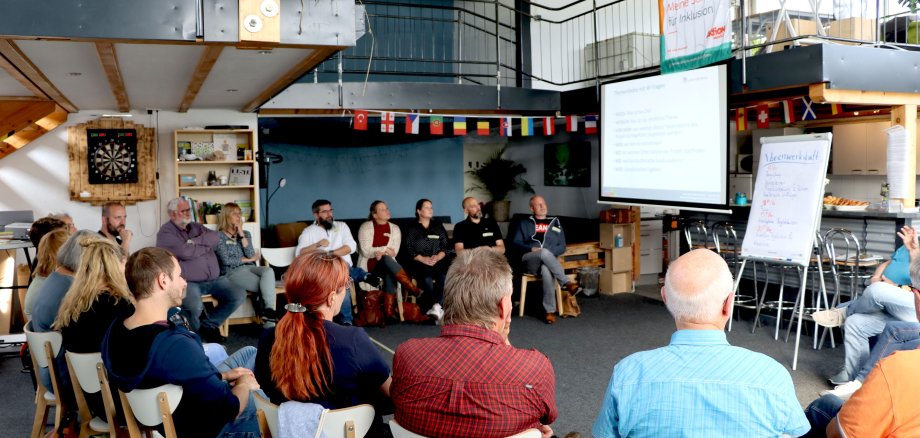 Viele Interessierte aus Kulturvereinen, Jugendzentren, Bildungseinrichtungen sowie Kulturschaffende, Künstlerinnen und Künstler kamen bei der Ideenwerkstatt für Dietzhölztal und Eschenburg zusammen und tauschten sich aus.