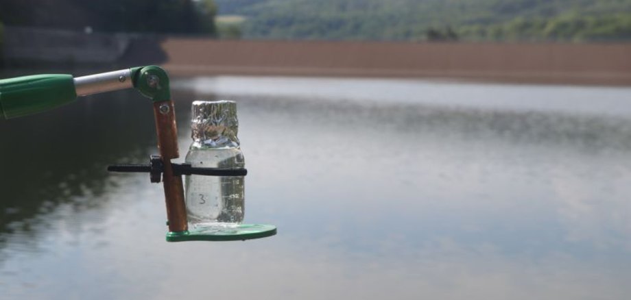 Die Badeseen und Badestellen im Lahn-Dill-Kreis, wie die Ulmbachtalsperre in Greifenstein, werden während der Badesaison in einem Rhythmus von drei Wochen auf Bakterien, wie intestinale Enterokokken und Escherichia coli beprobt.